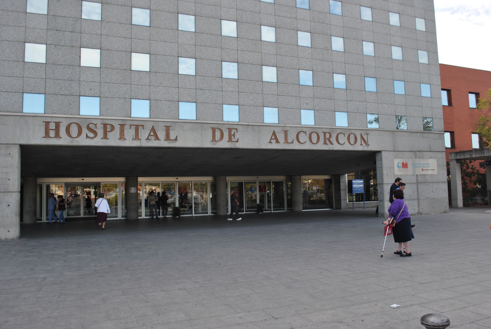 Puerta principal del Hospital de Alcorcón