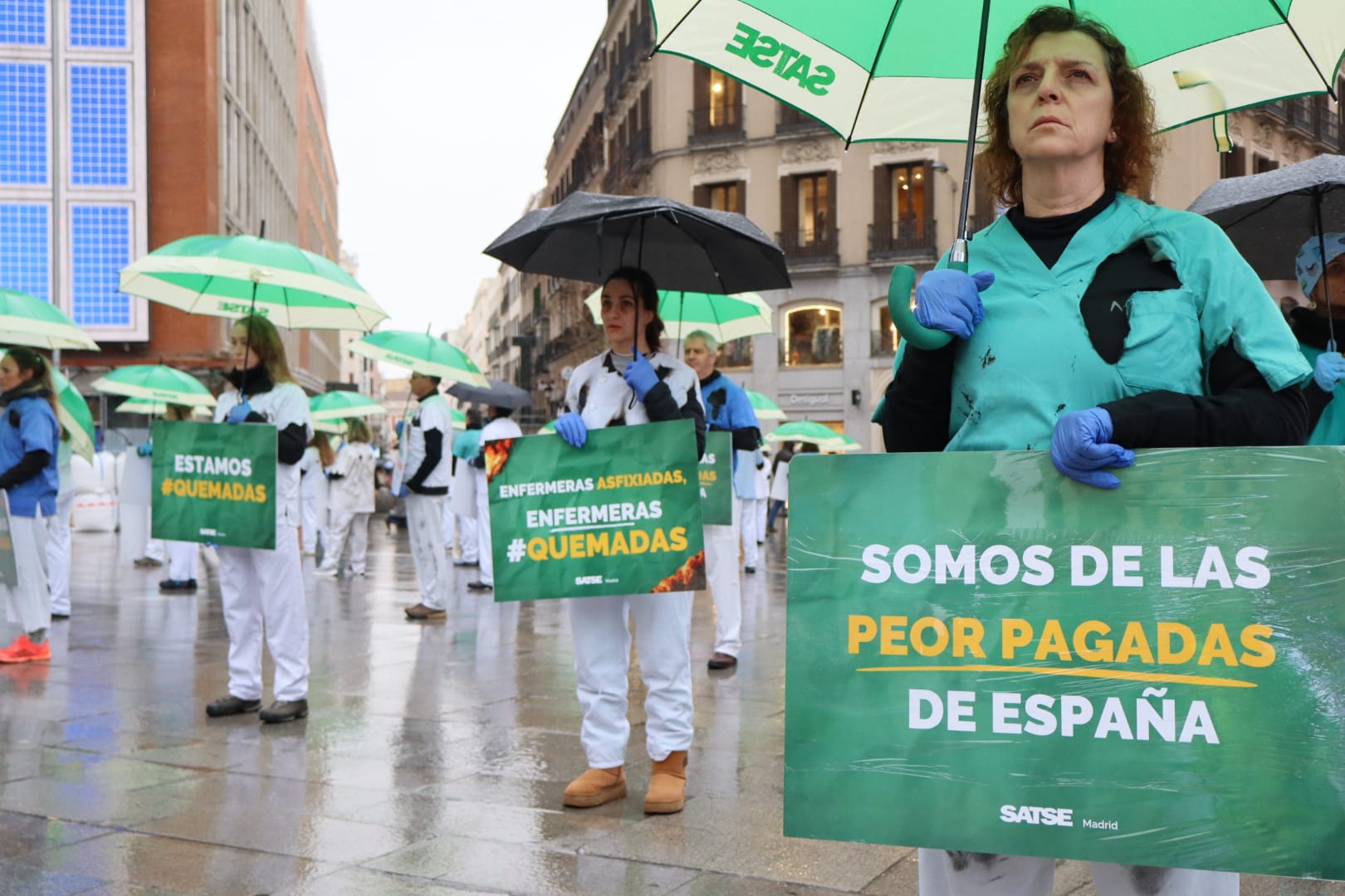 Enfermeras y fisioterapeutas en la concentración silenciosa y bajo la lluvia en el centro de Madrid. Foto: SATSE Madrid