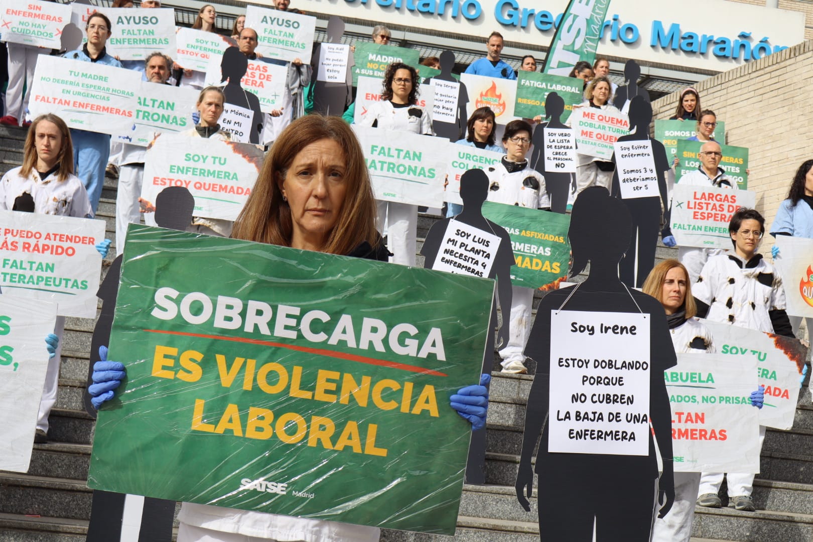 La escalinata del Hospital Gregorio Marañón acogió la concentración silenciosa de las enfermeras y fisioterapeutas de la Comunidad de Madrid.