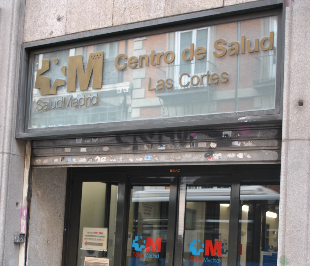 Entrada al Centro de Salud Las Cortes