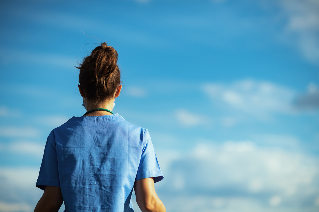 Enfermera de espaldas