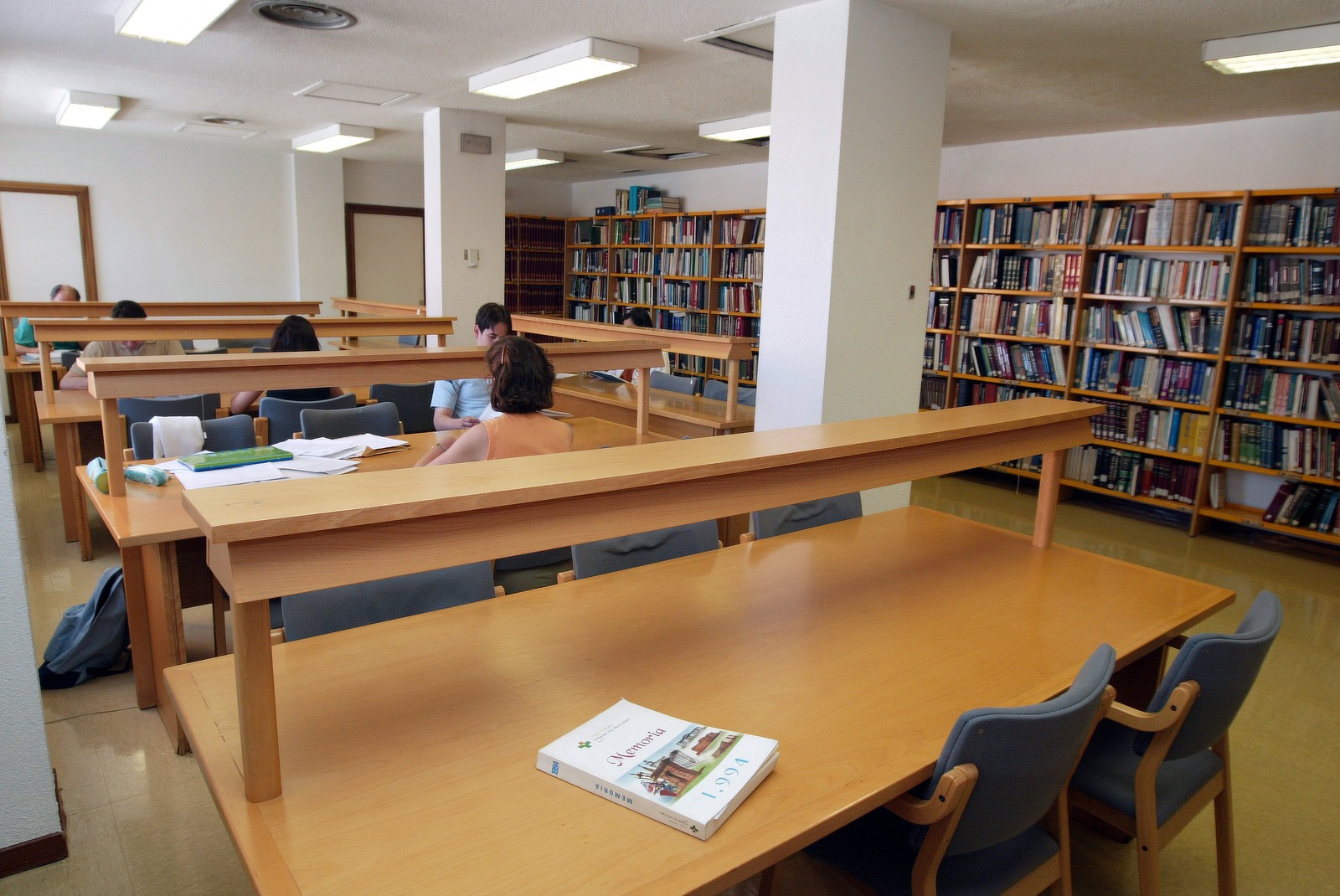 Mesas de estudio en biblioteca
