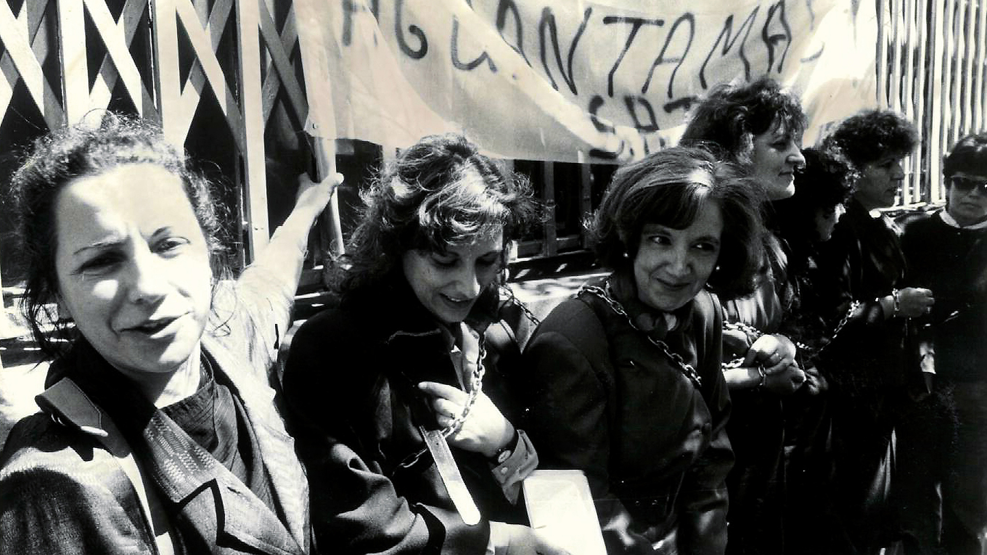 Delegadas de SATSE se encadenan en una protesta por los derechos de enfermeras y fisioterapeutas