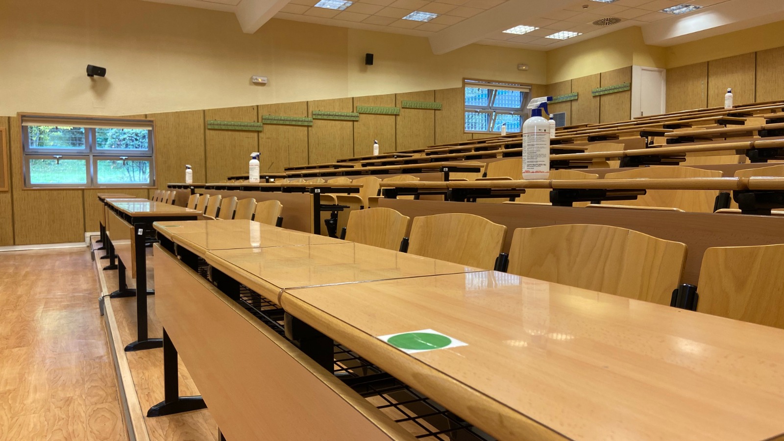 Aula universidad preparada para COVID