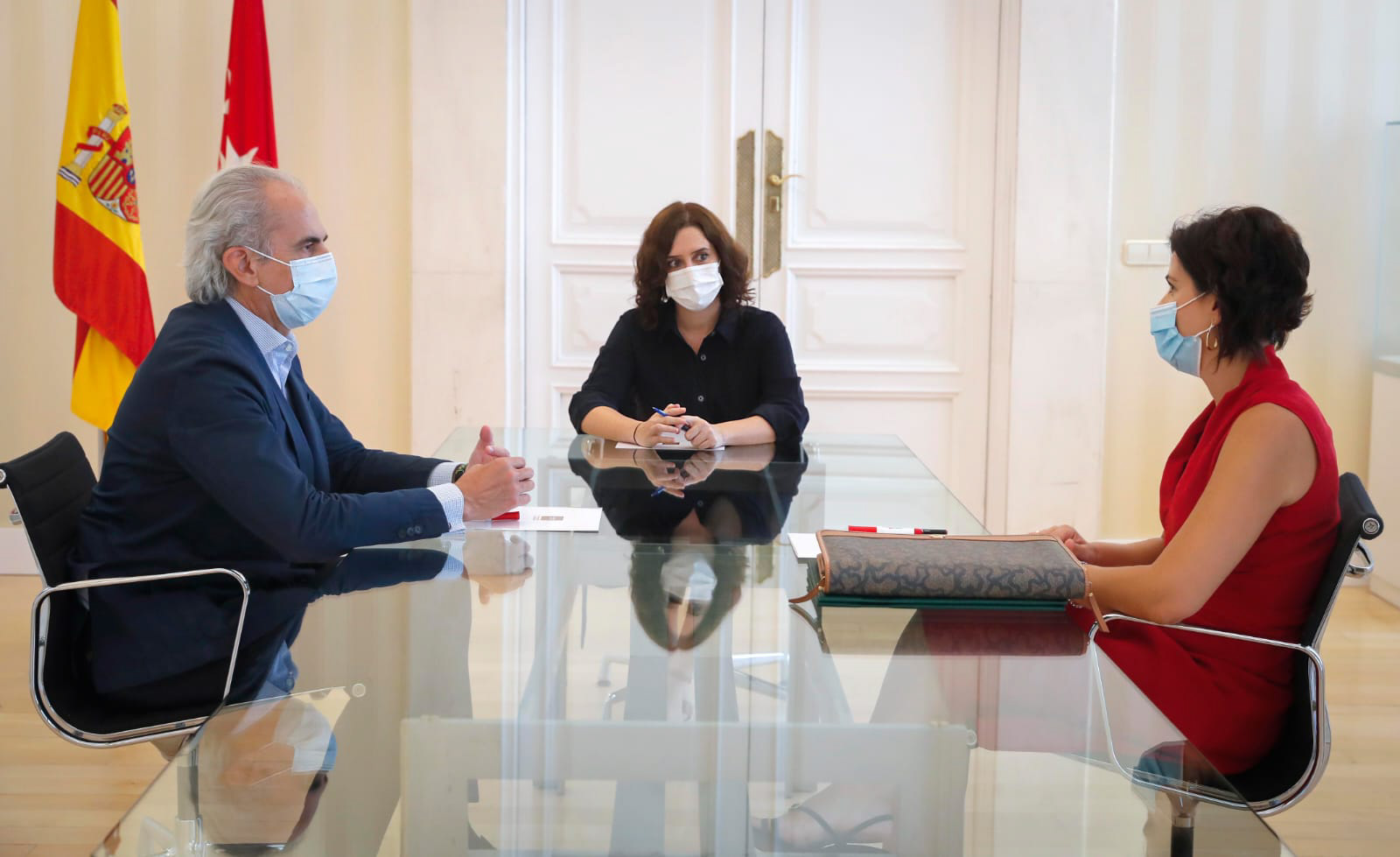 Teresa Galindo junto a la presidenta de la CAM y el consejero de Sanidad