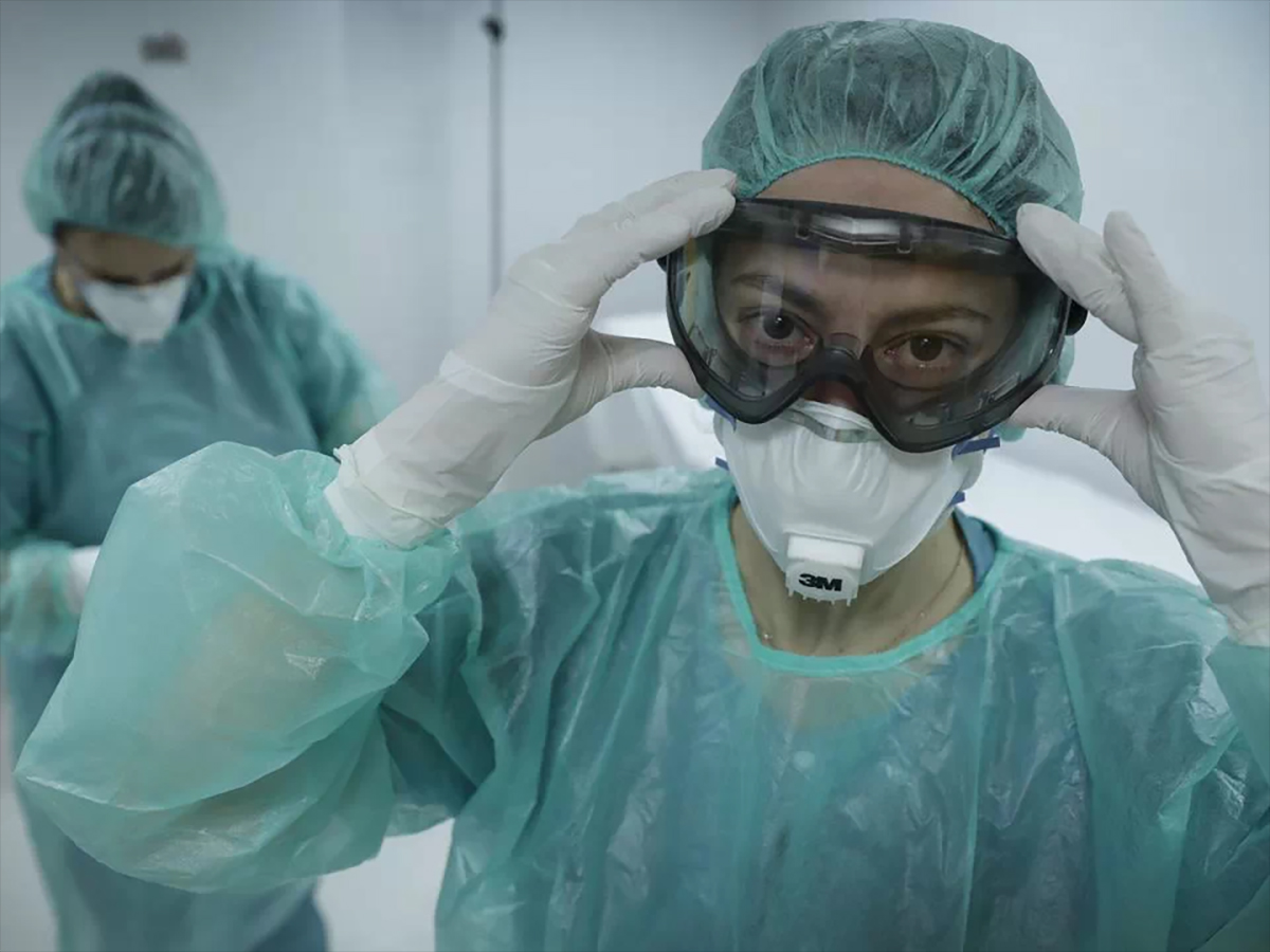 Enfermera preparada con el equipo de protección para los casos de coronavirus