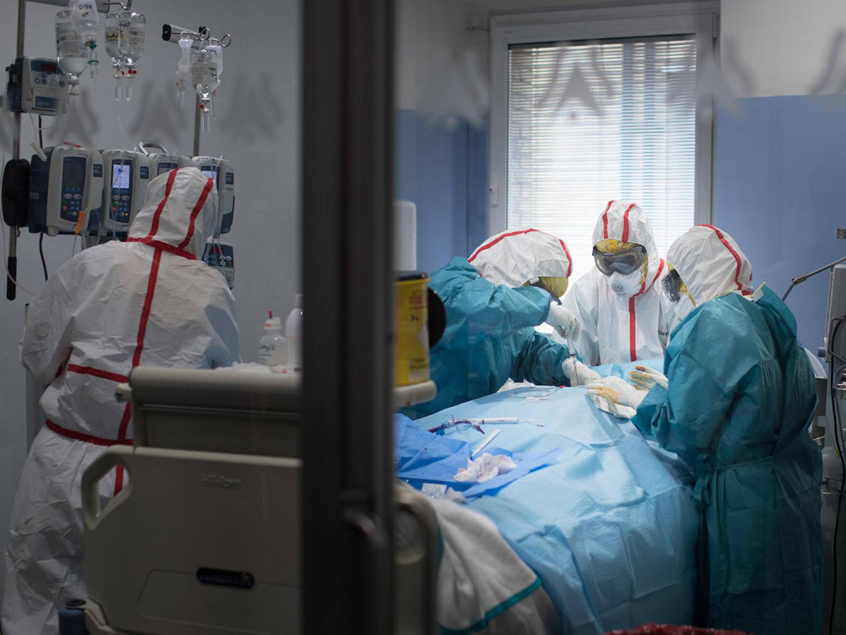 Enfermeras atienden a un paciente ingresado en la UCI por COVID 19
